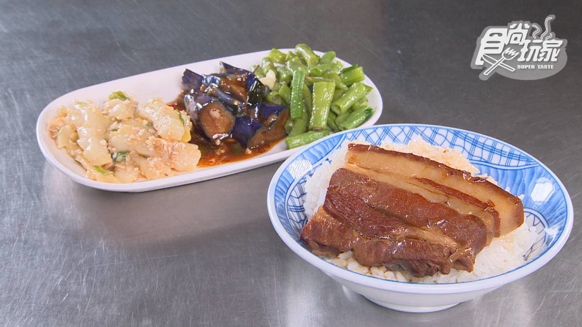 內行人才知！「古早味爌肉飯」一早就能爽嗑，半肥半瘦爌肉一夾就斷