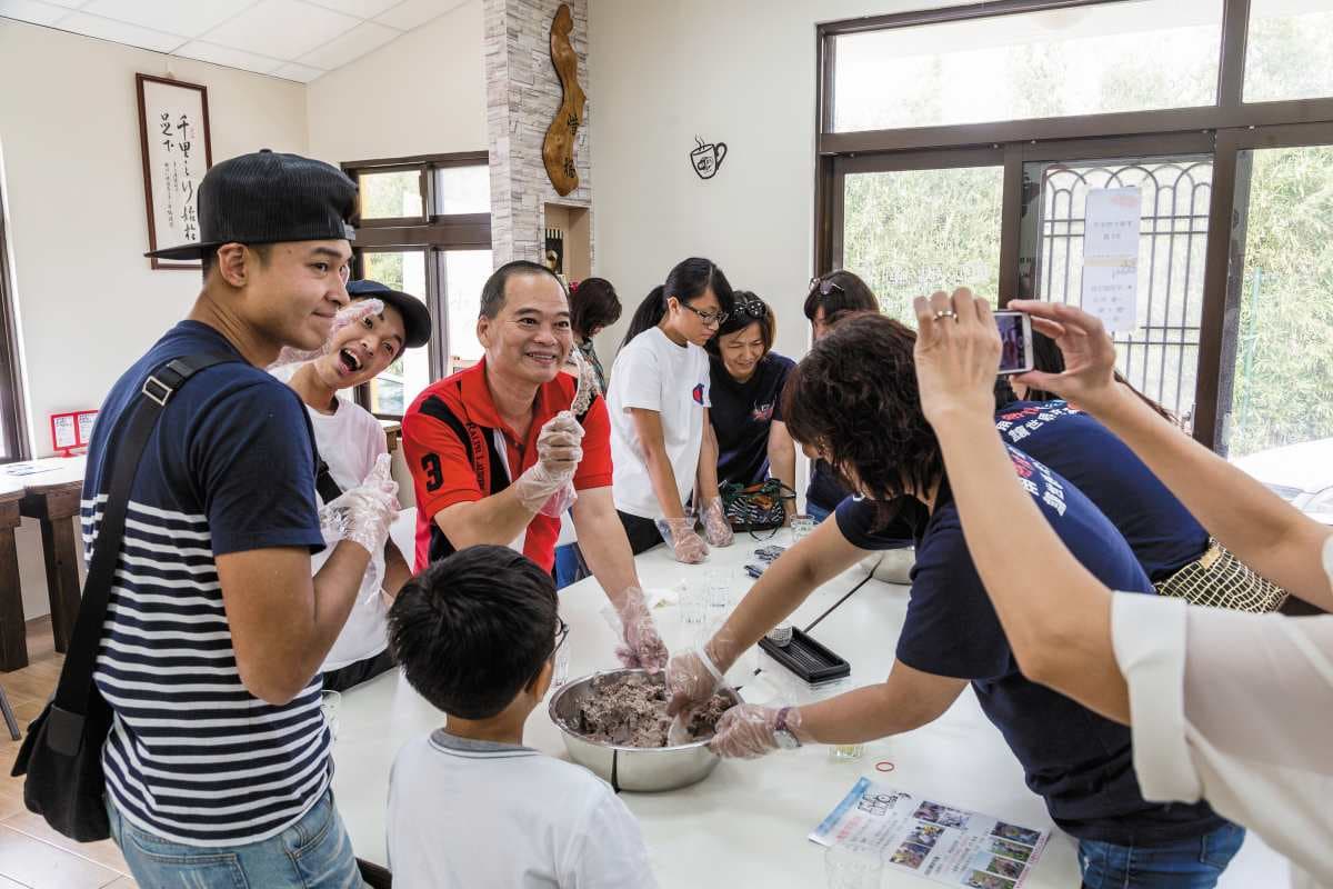 親子放電玩體驗!苗栗5處好玩觀光工廠:DIY窯烤麵包、拔芋頭、種稻採薑去 親子放電玩體驗!苗栗5處好玩觀光工廠:DIY窯烤麵包、拔芋頭、種稻採薑去