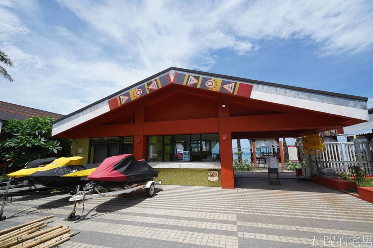 花蓮海景第一排！海水浴場​​​​​​​化身峇里島餐廳，打卡必拍發呆亭、夢幻花圈