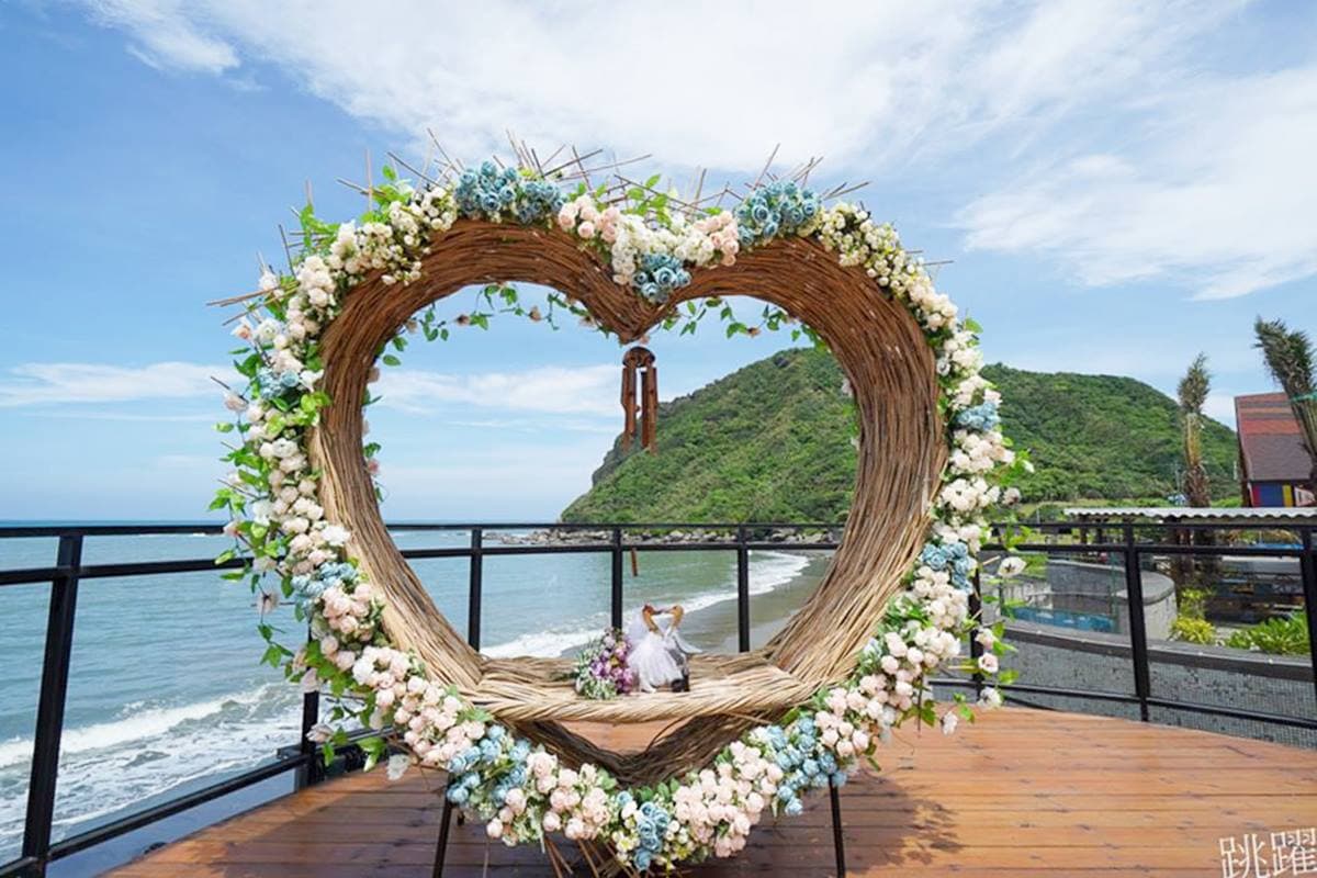 花蓮海景第一排！海水浴場​​​​​​​化身峇里島餐廳，打卡必拍發呆亭、夢幻花圈