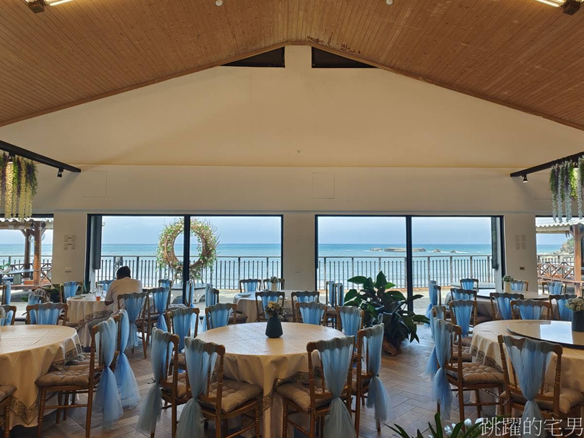 花蓮海景第一排！海水浴場​​​​​​​化身峇里島餐廳，打卡必拍發呆亭、夢幻花圈
