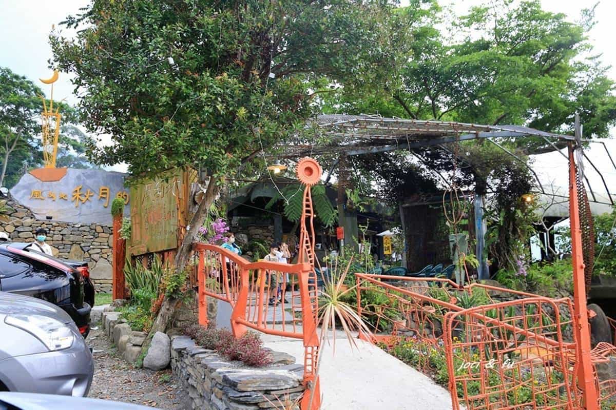 坐擁群山美景！部落風「景觀餐廳」先搶懸崖座位區，必點柴烤豬肉套餐