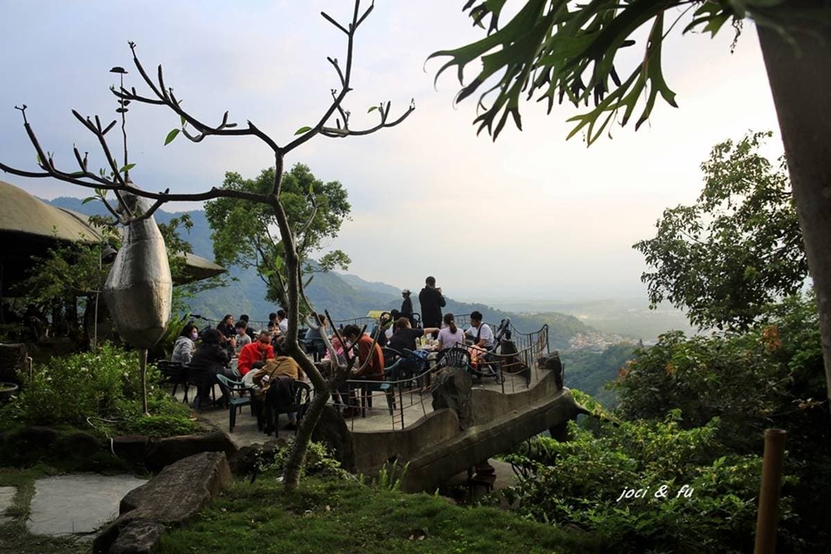 坐擁群山美景！部落風「景觀餐廳」先搶懸崖座位區，必點柴烤豬肉套餐