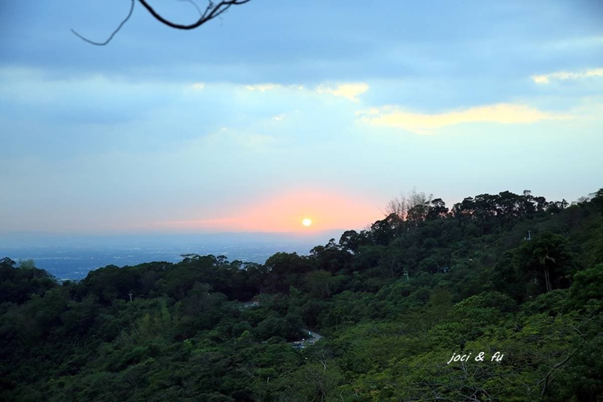 坐擁群山美景！部落風「景觀餐廳」先搶懸崖座位區，必點柴烤豬肉套餐