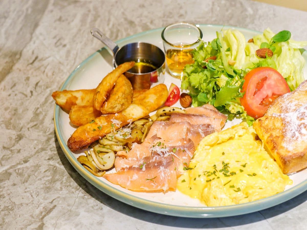 網美早午餐「環遊世界」新開店！秒飛美國紐約、普羅旺斯、普吉島場景超好拍