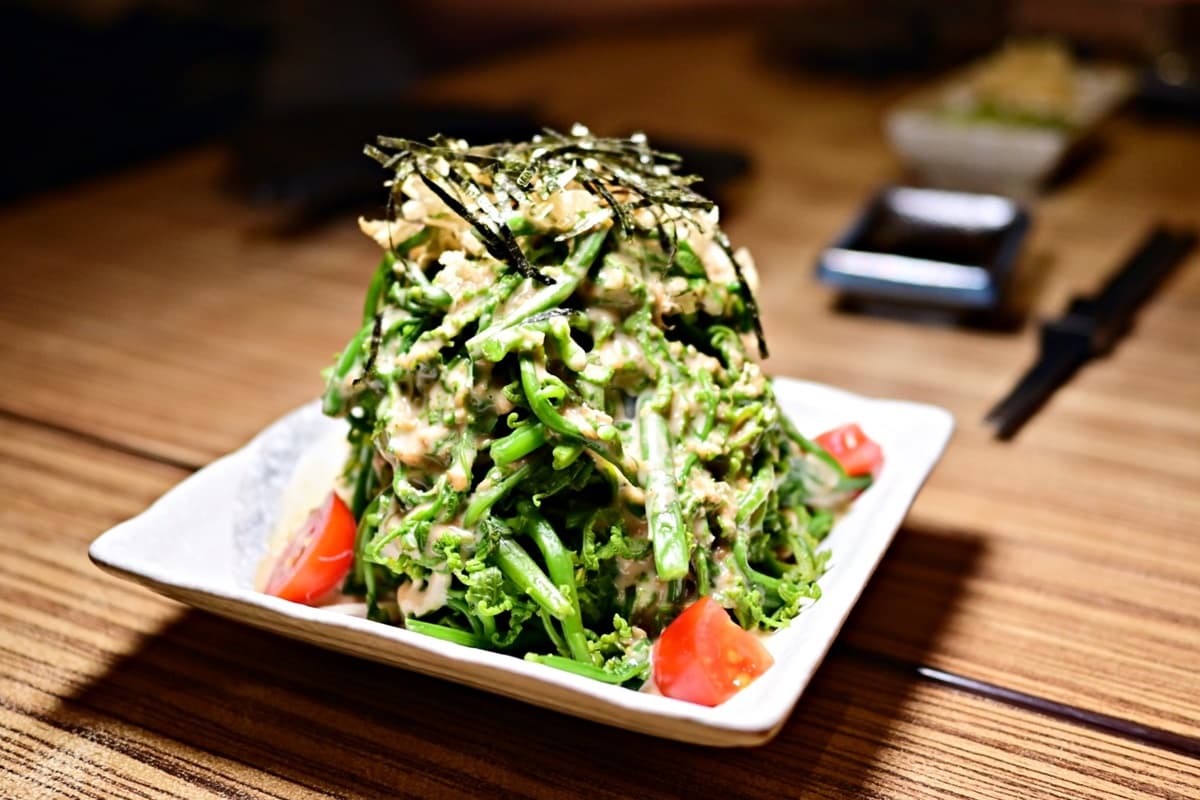 西湖市場隱密居酒屋！「特選刺身」撒滿魚子醬超奢華，祕醬烤豬腳也必點