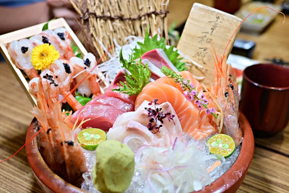 西湖市場隱密居酒屋！「特選刺身」撒滿魚子醬超奢華，祕醬烤豬腳也必點