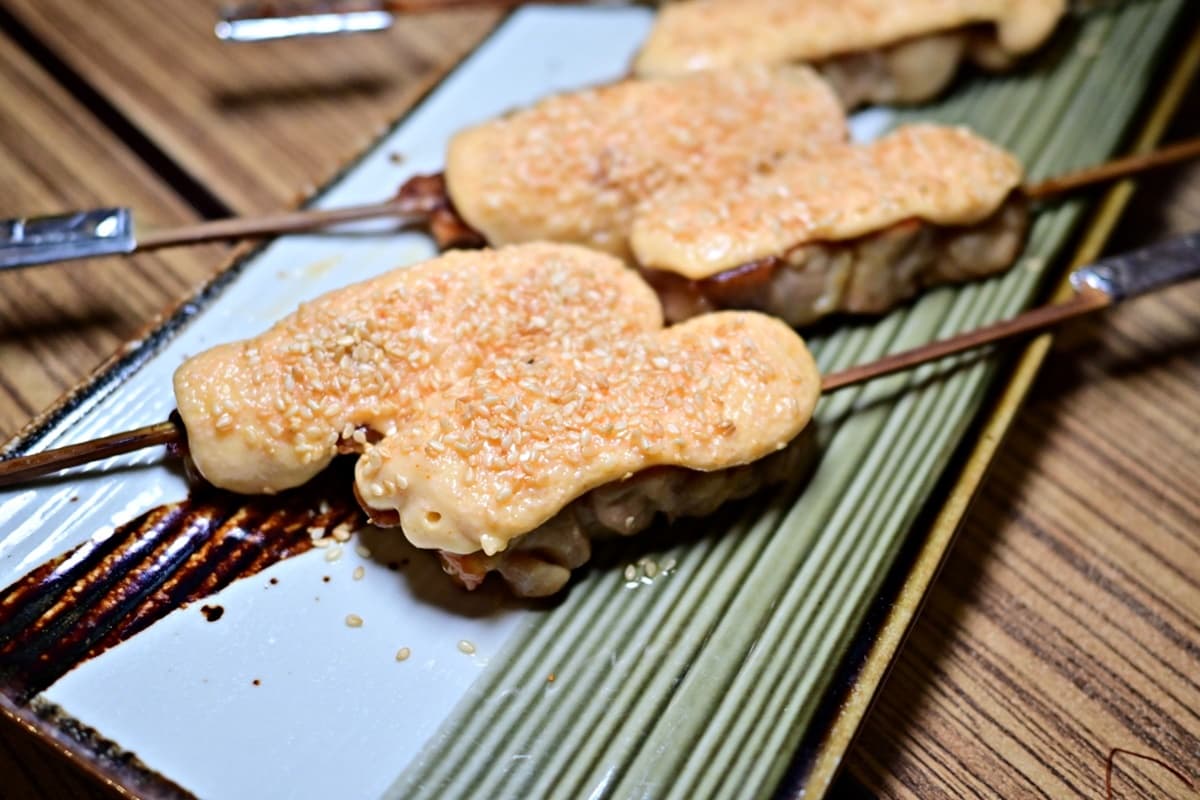西湖市場隱密居酒屋！「特選刺身」撒滿魚子醬超奢華，祕醬烤豬腳也必點
