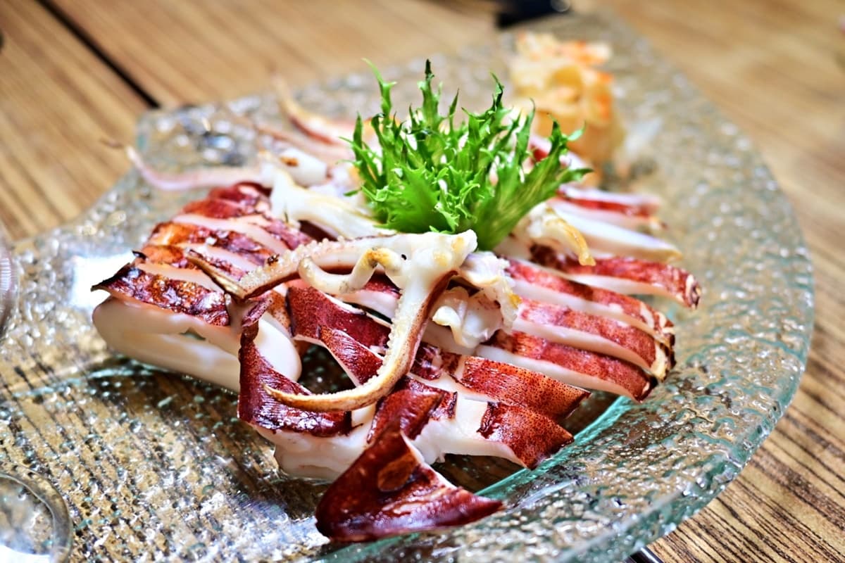 西湖市場隱密居酒屋！「特選刺身」撒滿魚子醬超奢華，祕醬烤豬腳也必點