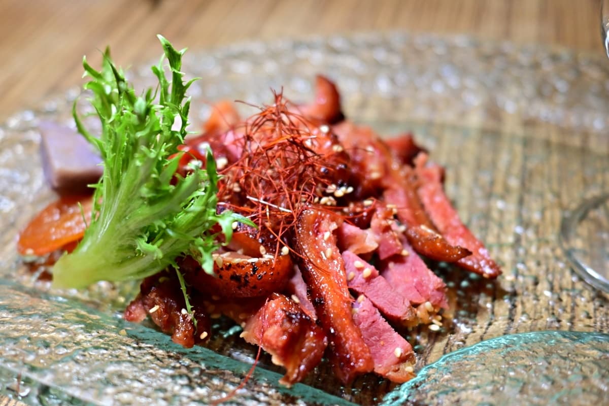 西湖市場隱密居酒屋！「特選刺身」撒滿魚子醬超奢華，祕醬烤豬腳也必點