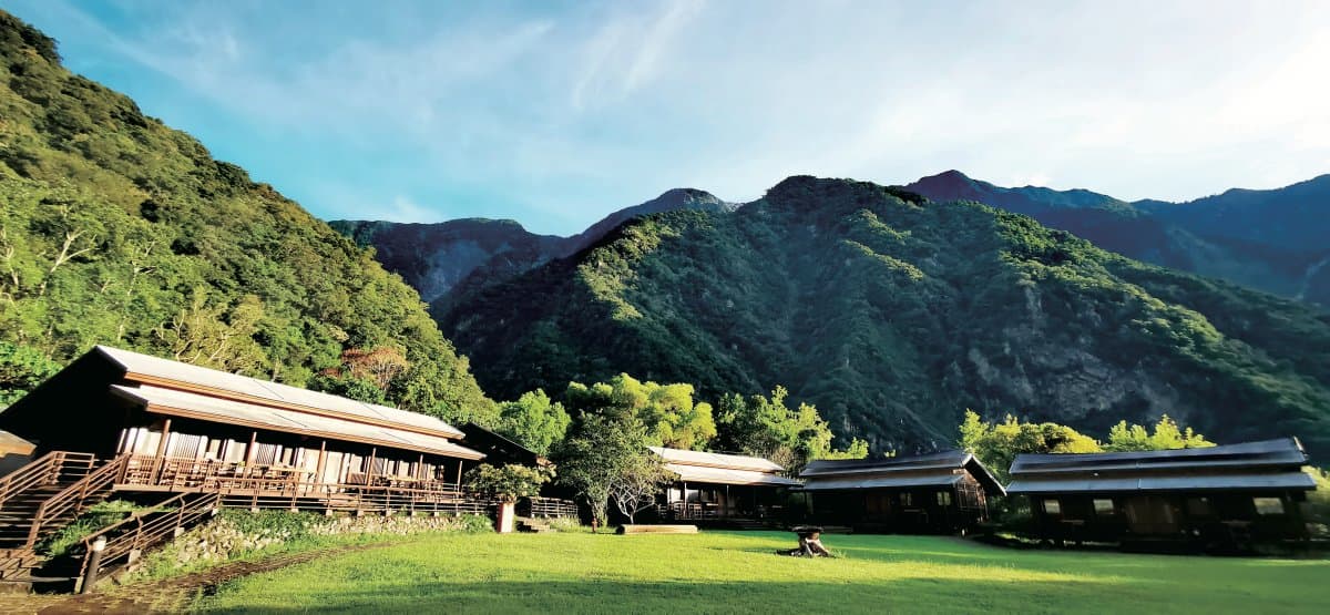傳說中「遠的要命」絕景！花蓮＋屏東４處激推祕境：懸空500米斷崖、七彩岩壁