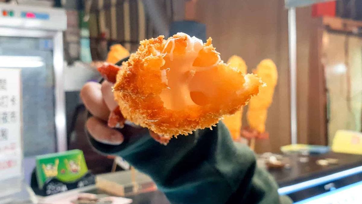 他們家的起司熱狗特別將起司放在最上層，所以剛開始吃到的都是起司。（圖片來源：大妹吃太飽）