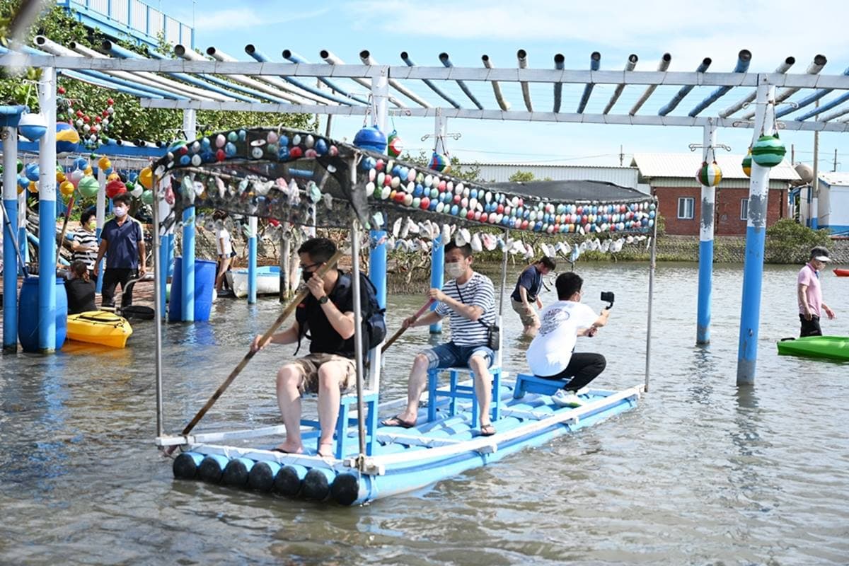 100元玩整天!「全台最大蜆主題館」嘗手掌大蛤仔,體驗水中盪鞦韆、划膠筏 100元玩整天!「全台最大蜆主題館」嘗手掌大蛤仔,體驗水中盪鞦韆、划膠筏
