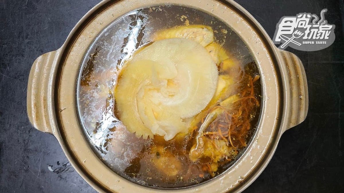 冬日補身必點排翅蟲草燉雞鍋。