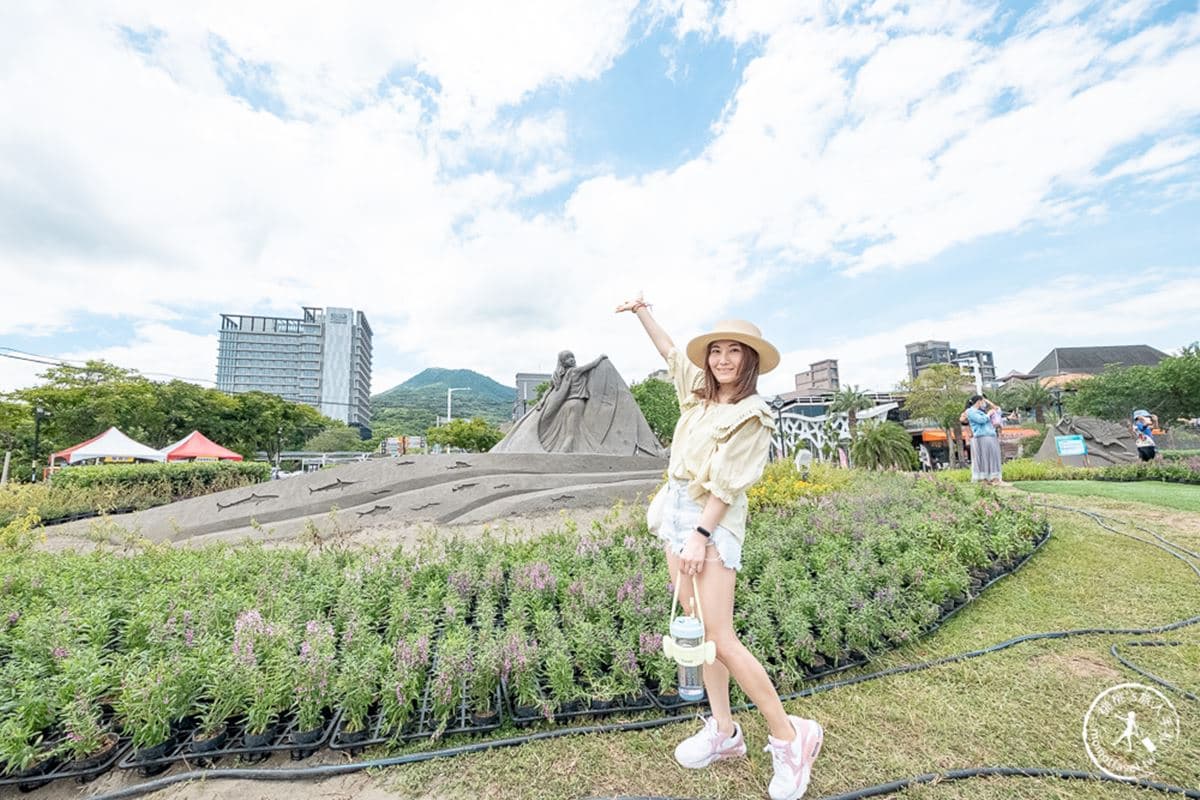 慵懶貓貓Chill躺八里！「2022八里沙雕展」免費拍到飽，抱抱熊＋粉紫花海美翻