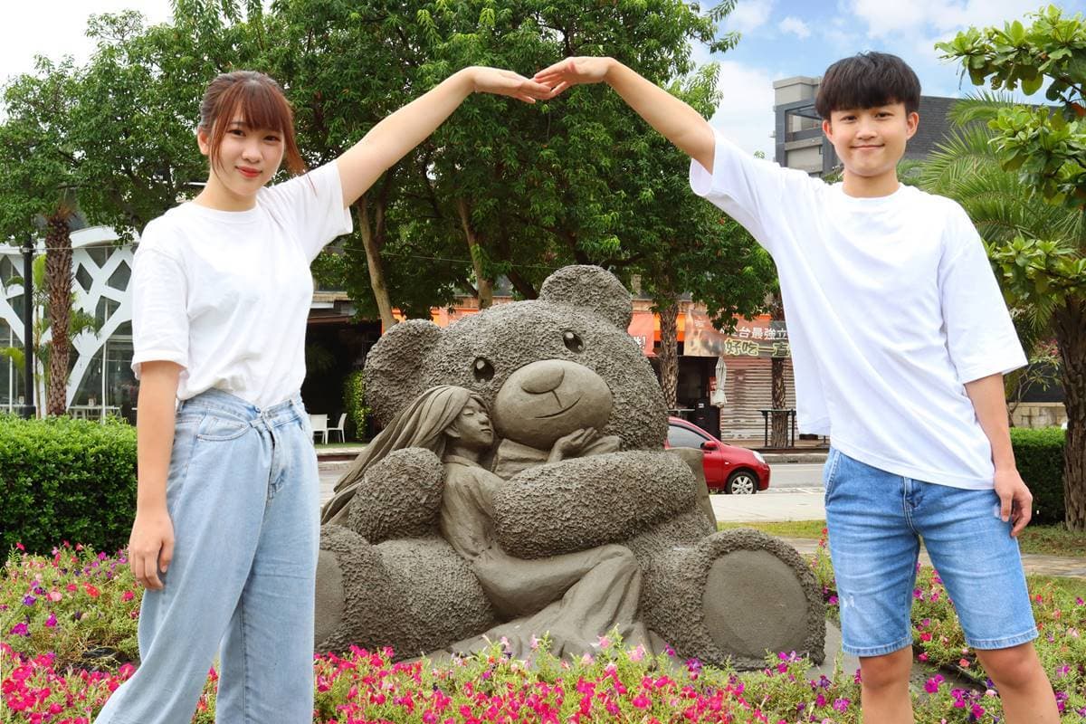 慵懶貓貓Chill躺八里!「2022八里沙雕展」免費拍到飽,抱抱熊+粉紫花海美翻 慵懶貓貓Chill躺八里!「2022八里沙雕展」免費拍到飽,抱抱熊+粉紫花海美翻