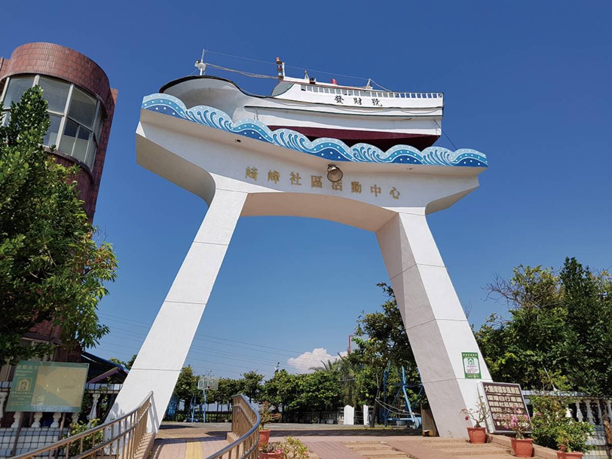 彷彿住在船上！「輪船造型」旅館4.5星好評，頂樓船長房絕美夕陽＋海景看飽