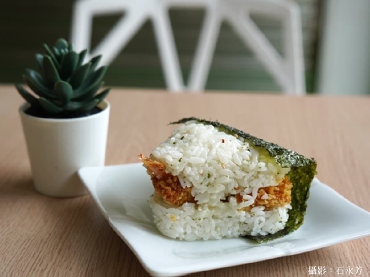 大甲人氣早午餐店！日式飯糰包整隻天婦羅炸蝦，爆餡炸雞吐司＋塔塔醬超誘人