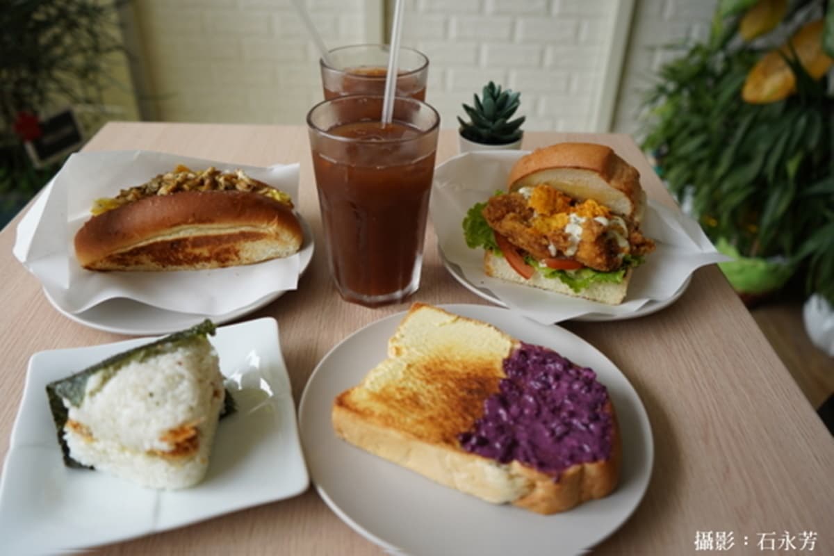 大甲人氣早午餐店！日式飯糰包整隻天婦羅炸蝦，爆餡炸雞吐司＋塔塔醬超誘人