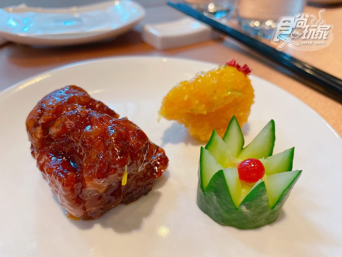 全台唯一「半透明泳池」飯店！超特別泰式混搭料理，必拍芒果飯、蝶豆花冰沙