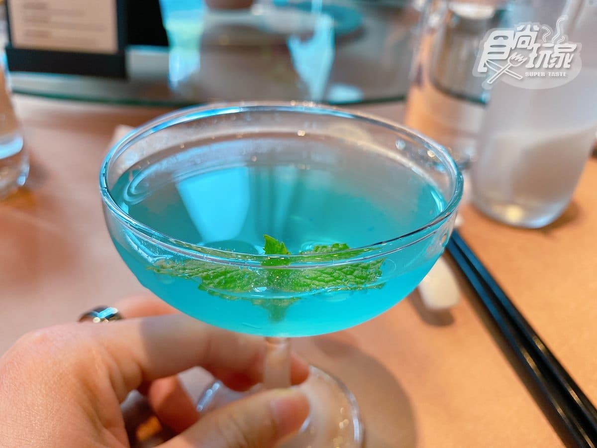 全台唯一「半透明泳池」飯店！超特別泰式混搭料理，必拍芒果飯、蝶豆花冰沙