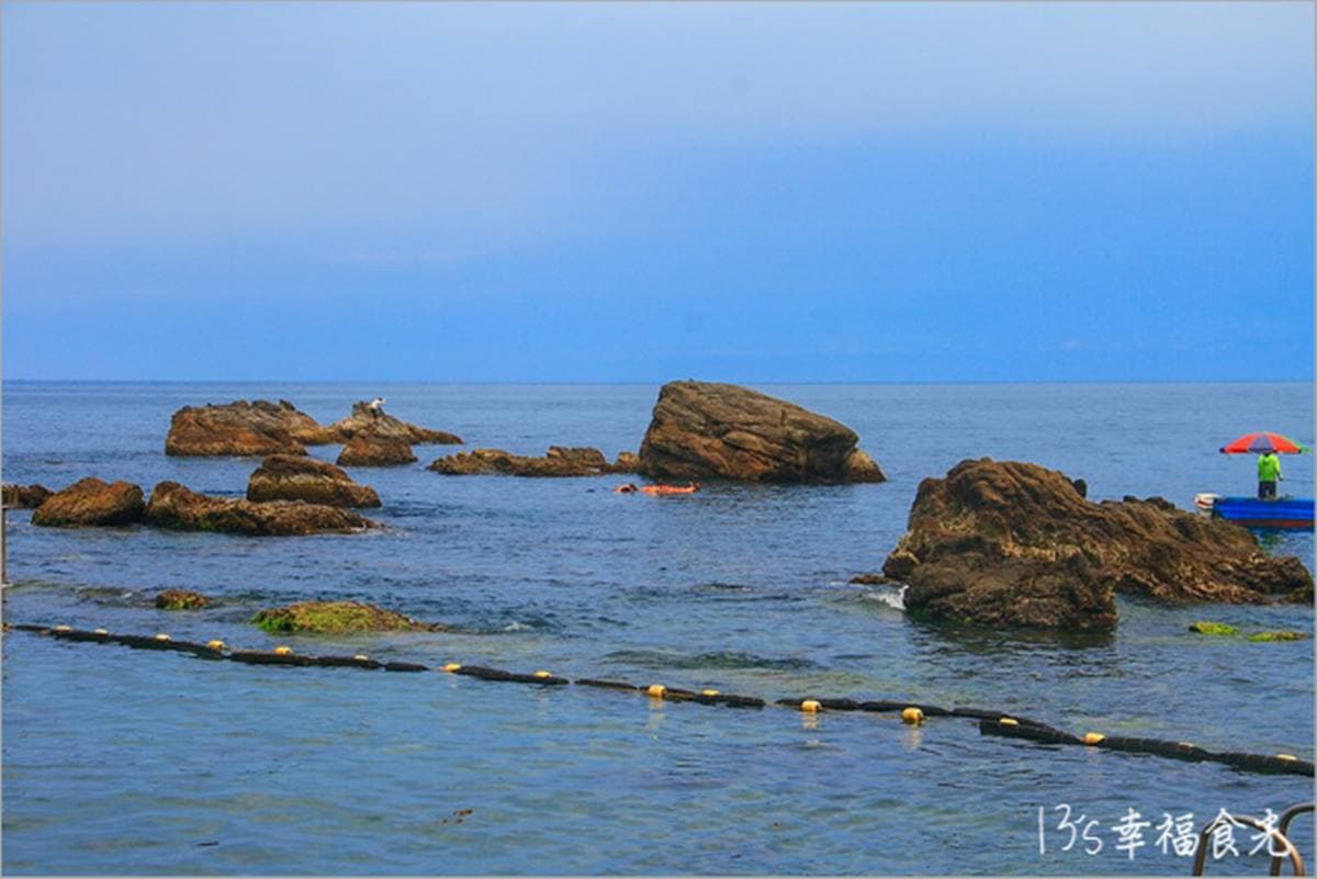 120元玩整天！貢寮「天然游泳池」爽玩浮潛、獨木舟，潮間帶觸摸水草、寄居蟹