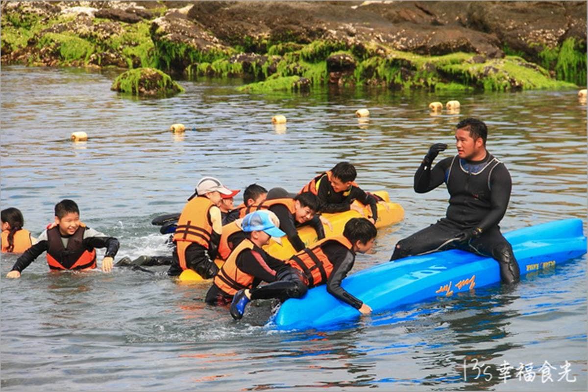120元玩整天！貢寮「天然游泳池」爽玩浮潛、獨木舟，潮間帶觸摸水草、寄居蟹