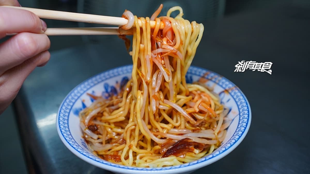 店裡賣的主食就只有乾麵，其他都是湯品，價格皆是超親民的銅板價。（圖片來源：剎有其食）