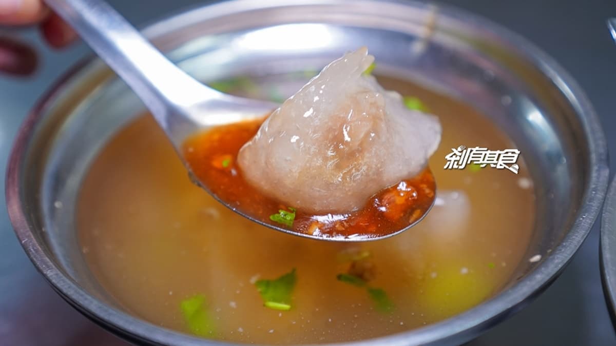 水晶餃外皮超Q彈、肉餡扎實，還多了迷人的胡椒香味。（圖片來源：剎有其食）