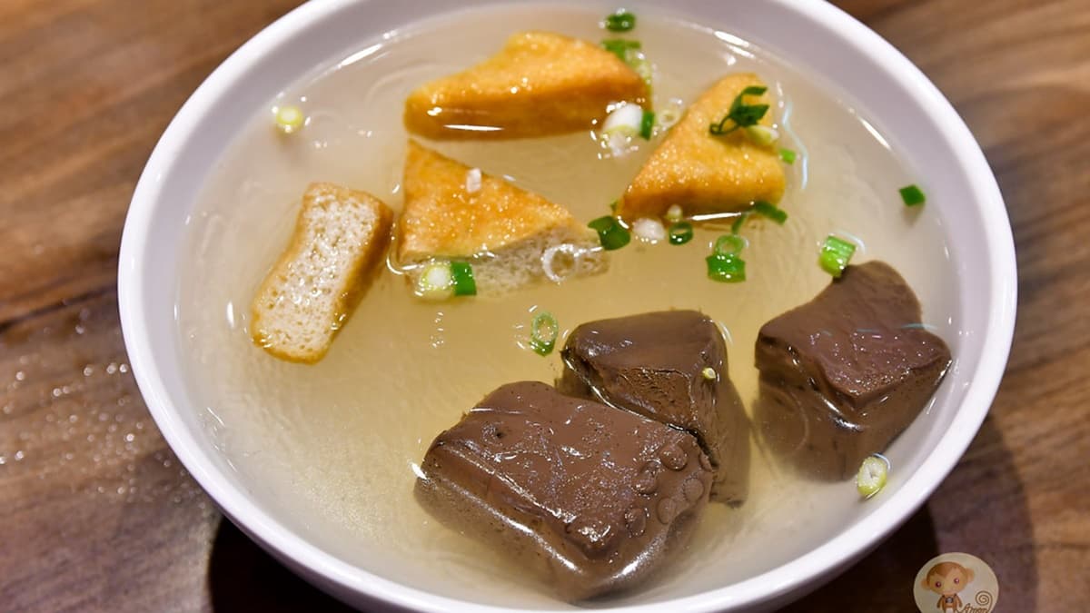 「油豆腐細粉鴨血湯」分量不少，喝起來頗鮮甜。（圖片來源：阿mon世界趴趴走）