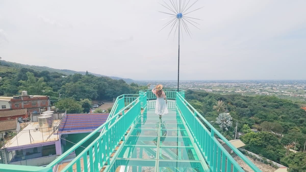 全透明的「景觀玻璃橋」風景遼闊。（圖片來源：巧莉的世界流浪筆記）
