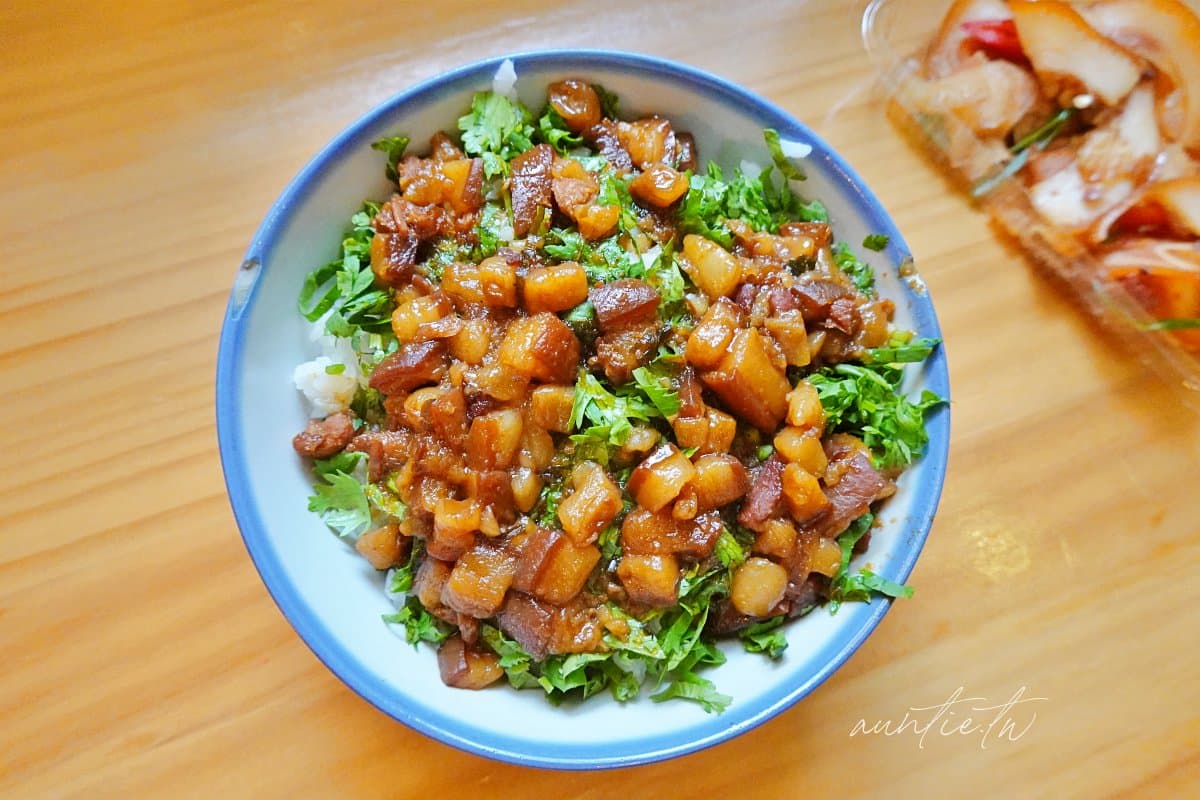 香菜控暴動!「爆量香菜滷肉飯」只要45元,50元「去骨雞腿麵」開賣就秒殺 香菜控暴動!「爆量香菜滷肉飯」只要45元,50元「去骨雞腿麵」開賣就秒殺