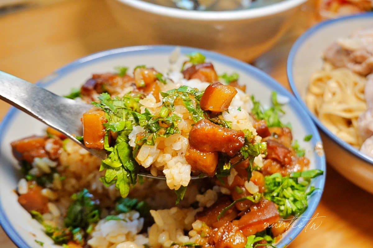 香菜控暴動!「爆量香菜滷肉飯」只要45元,50元「去骨雞腿麵」開賣就秒殺 香菜控暴動!「爆量香菜滷肉飯」只要45元,50元「去骨雞腿麵」開賣就秒殺