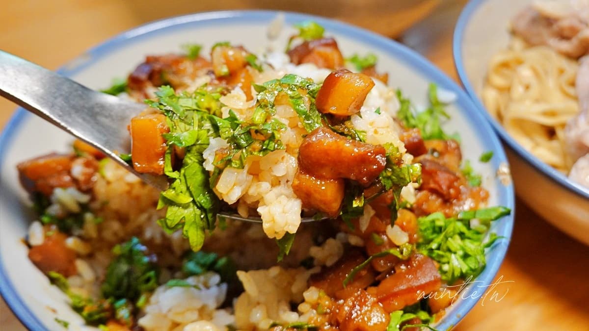 「手切滷肉飯爆多香菜」香菜給得很多，搭配起來很清爽。（圖片來源：水晶安蹄不務正業過生活）