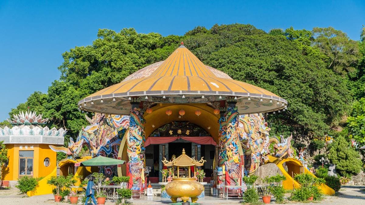 廟前的斗笠狀天頂相當特別。（圖片來源：那倆人✈玩樂人生）
