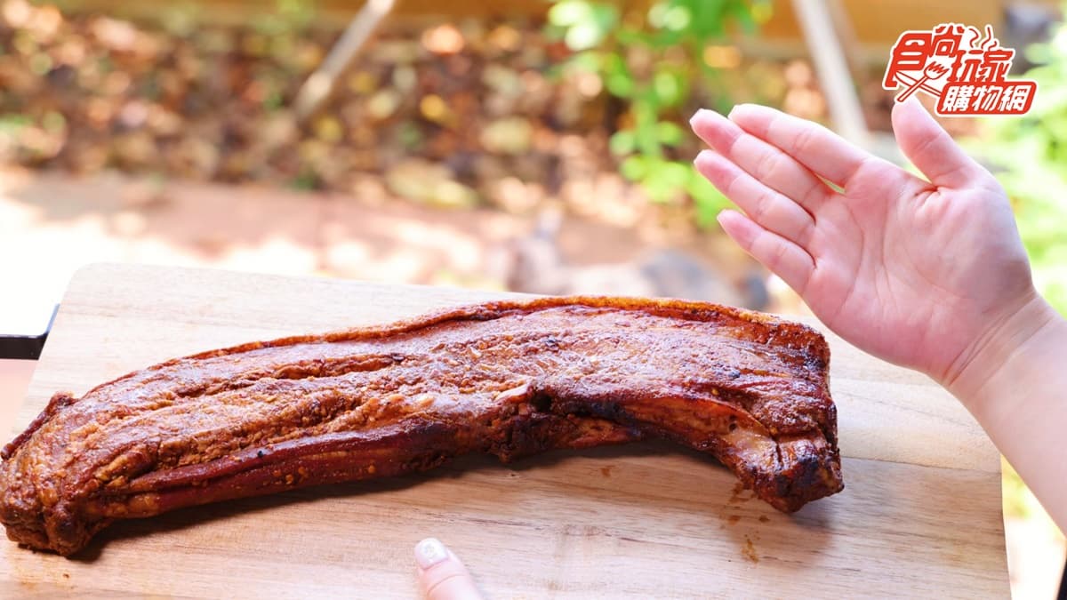 肉食控爆汁預警！超巨大「柴燒脆皮五花豬、霜降厚切豬」，生菜包肉爽開嗑