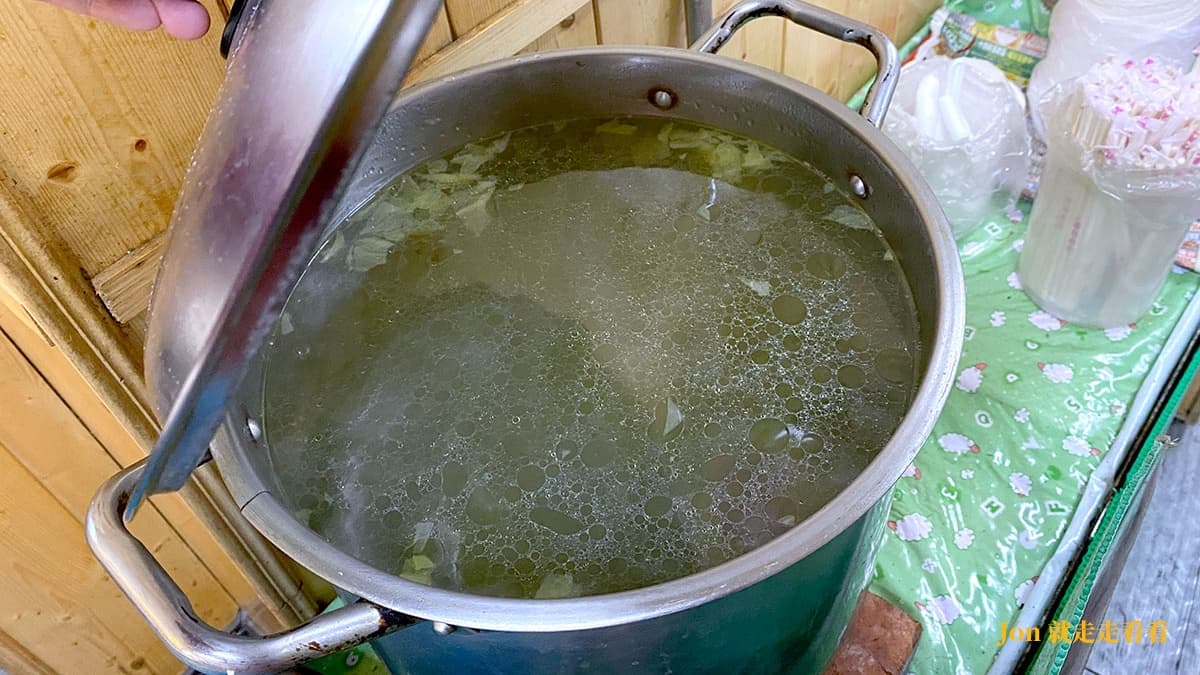 清境必訪原民料理！「馬告土雞鍋」選用在地食材，銷魂山豬肉搭洋蔥更爽口