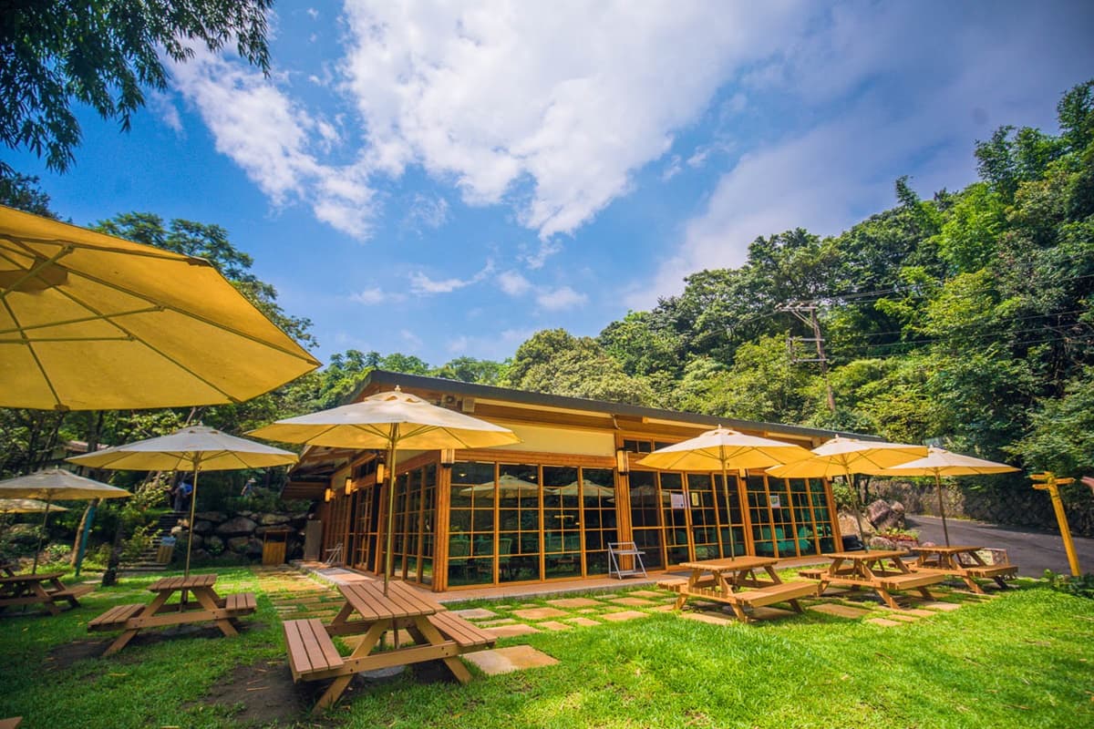 陽明山玩水祕境!「玻璃屋餐廳」前方就是戲水區,現烤桶仔雞預約排到9月 陽明山玩水祕境!「玻璃屋餐廳」前方就是戲水區,現烤桶仔雞預約排到9月