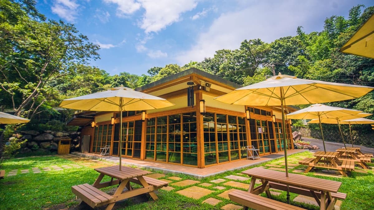 農場裡的咖啡店也超美，整個日式玻璃屋的設計非常漂亮。（圖片來源：大手牽小手。玩樂趣）