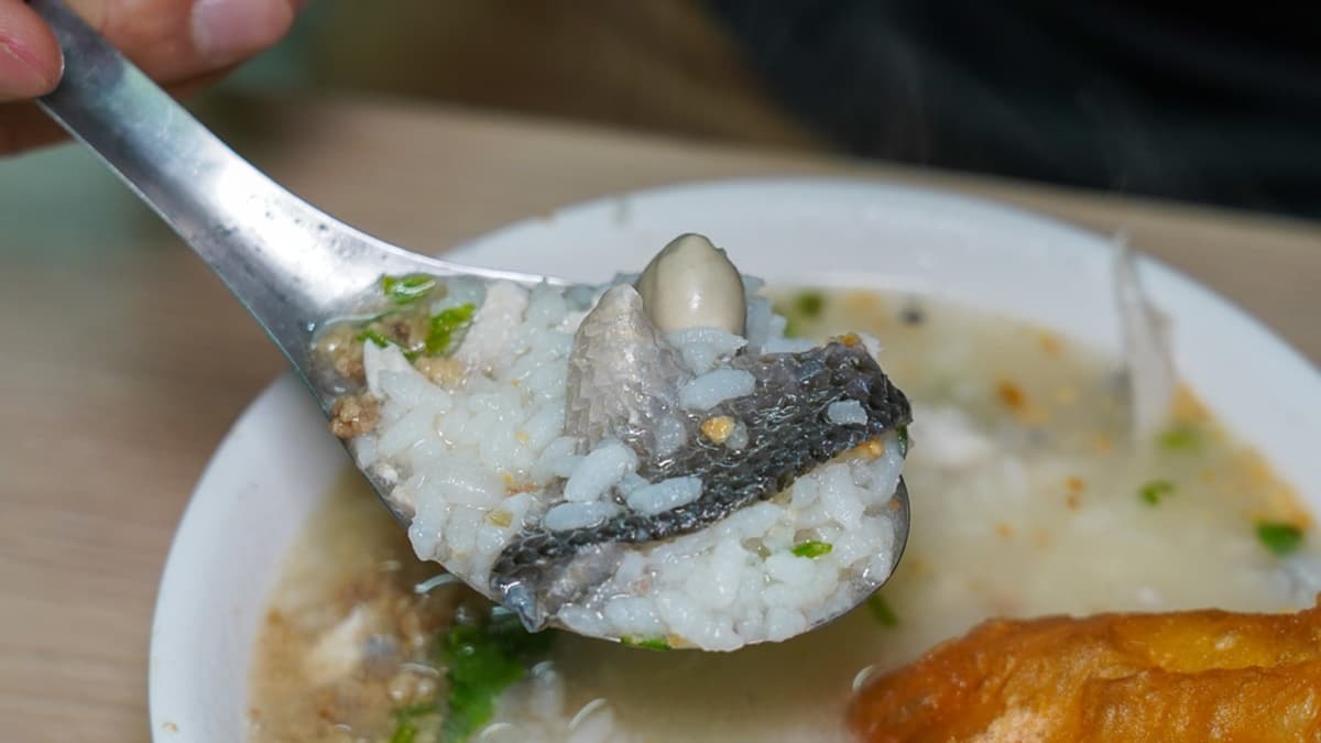 鹹粥裡加了魚肉、鮮蚵及魚皮等。（圖片來源：跳躍的宅男）