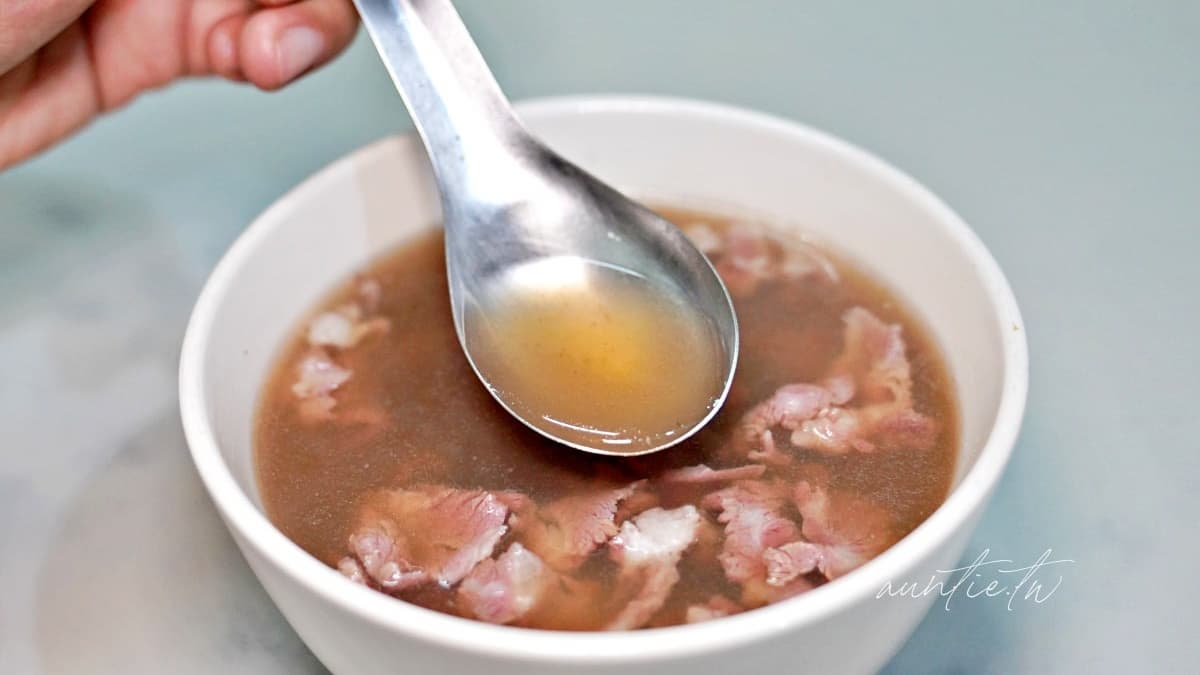 湯頭是很單純牛肉湯的味道，愈喝會愈甘甜。（圖片來源：水晶安蹄 不務正業過生活）