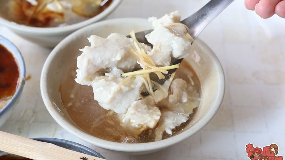 店家自製的魚羹，每一塊個頭都不小，吃起來帶點脆口及Q度。（圖片來源：熱血玩台南。跳躍新世界）