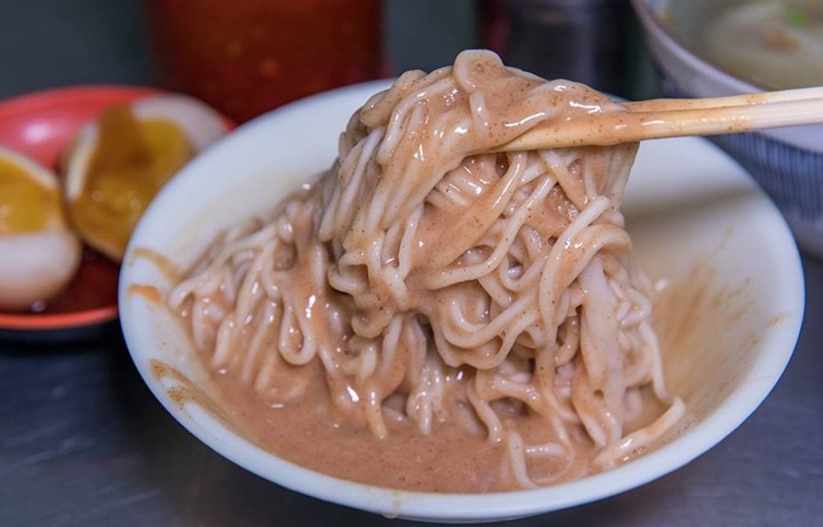 飄香70年小吃!宜蘭「濃稠麻醬麵」3分鐘就完食,魚丸餛飩湯餡料扎實 飄香70年小吃!宜蘭「濃稠麻醬麵」3分鐘就完食,魚丸餛飩湯餡料扎實