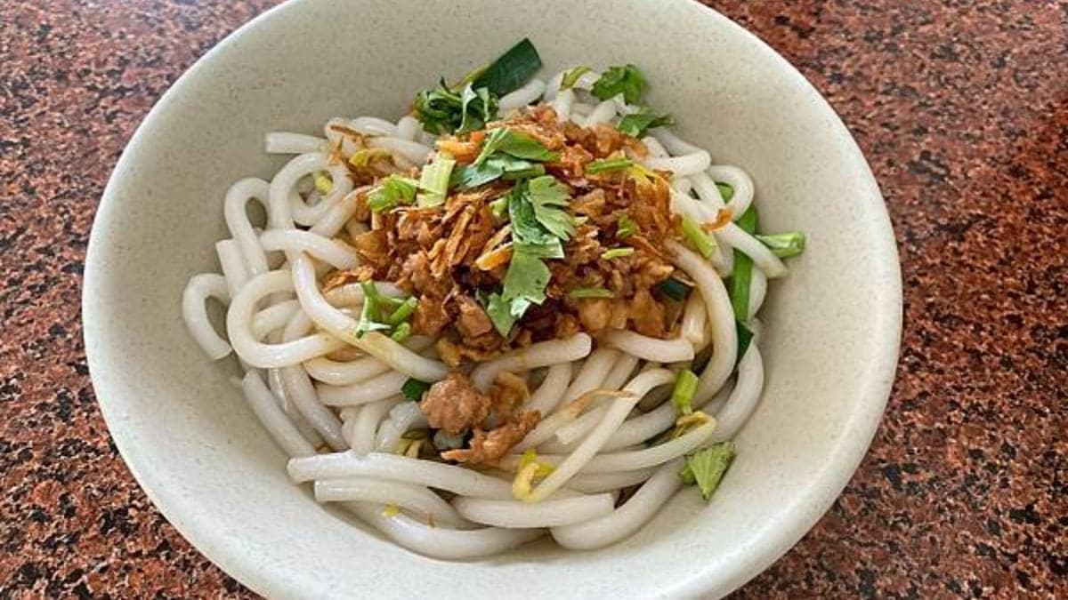 土地公庇佑!屏東「銅板價麵店」必點客家鹹湯圓,Q彈米苔目+油蔥酥太唰嘴 土地公庇佑!屏東「銅板價麵店」必點客家鹹湯圓,Q彈米苔目+油蔥酥太唰嘴
