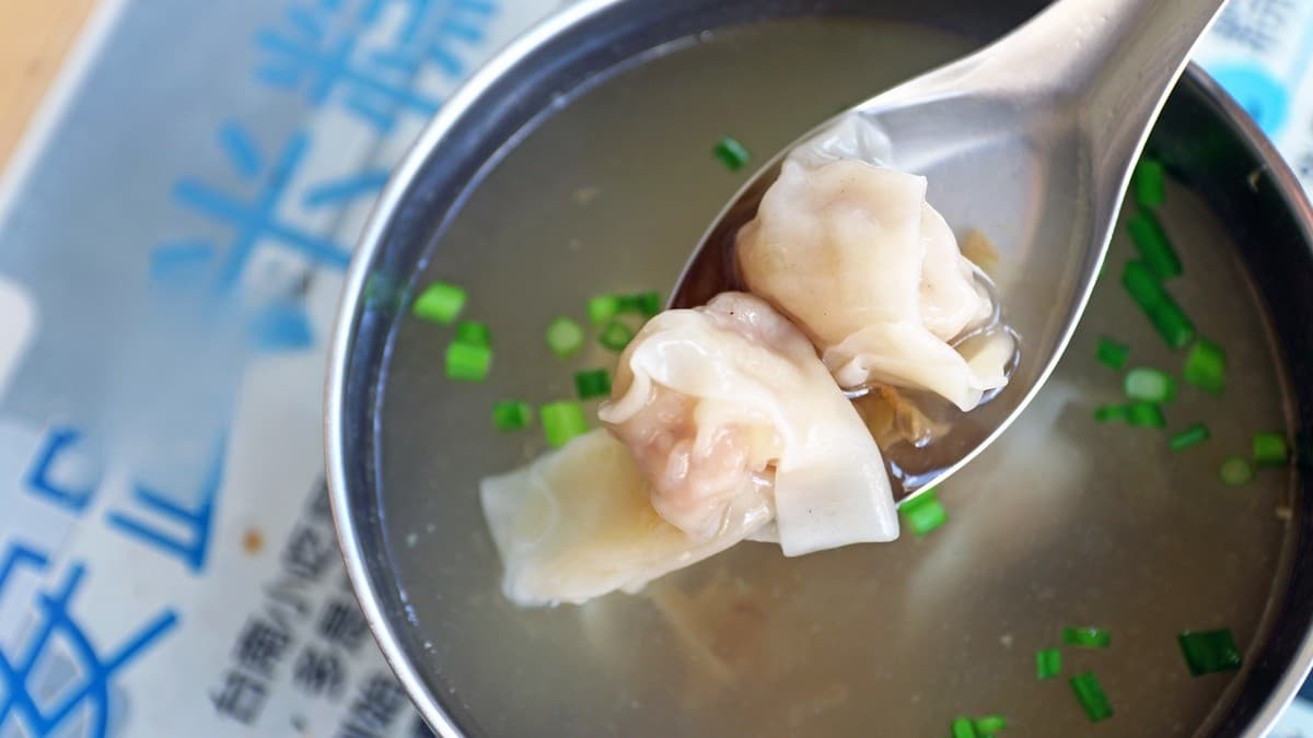 扁食湯的肉內餡吃起來還蠻扎實，皮薄餡料多。（圖片來源：黑洞雪莉美食x旅行部落格）