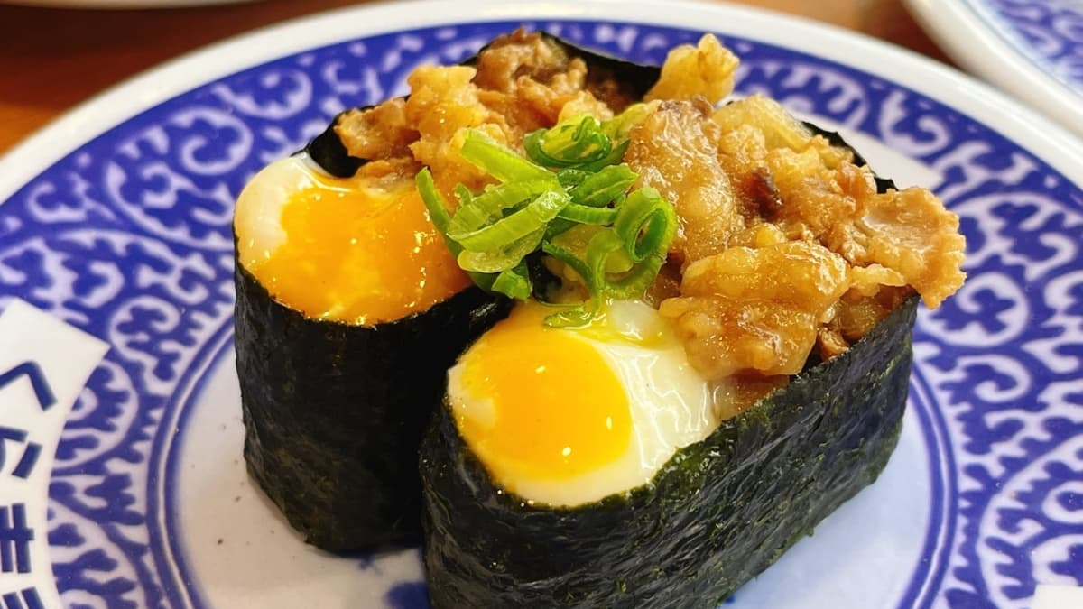 小丸子粉暴動！藏壽司第二彈「巨大玩偶＋戴帽吊飾」免費送，再抽超萌環保餐盒