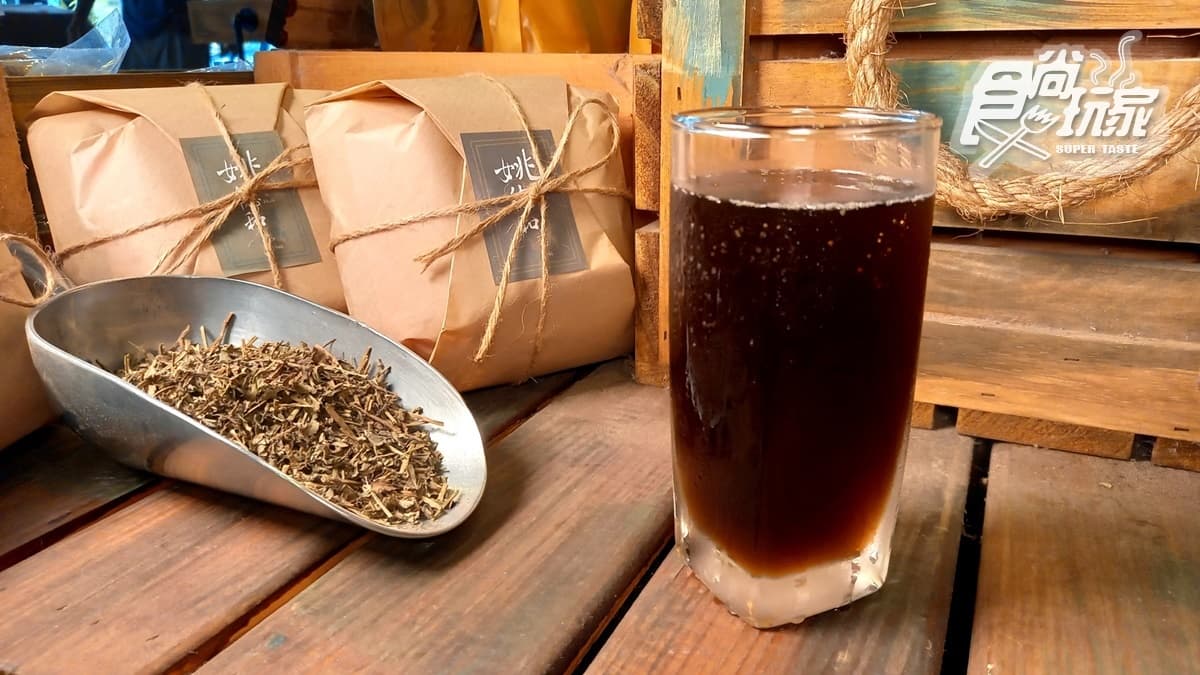 招牌青草茶喝起來相當涼爽甘甜，十分消暑。