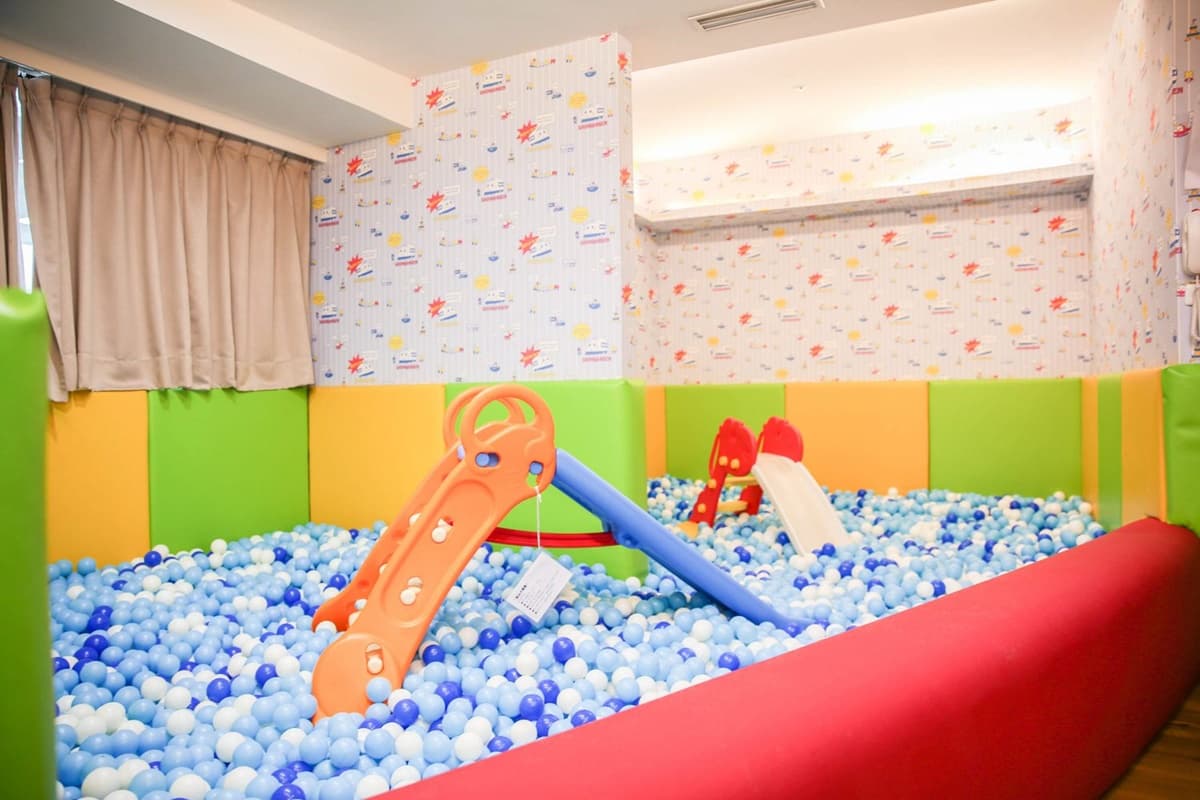 入住下殺3.5折！高雄「親子飯店」房內就有露營帳篷，免費爽玩沙坑＋球池