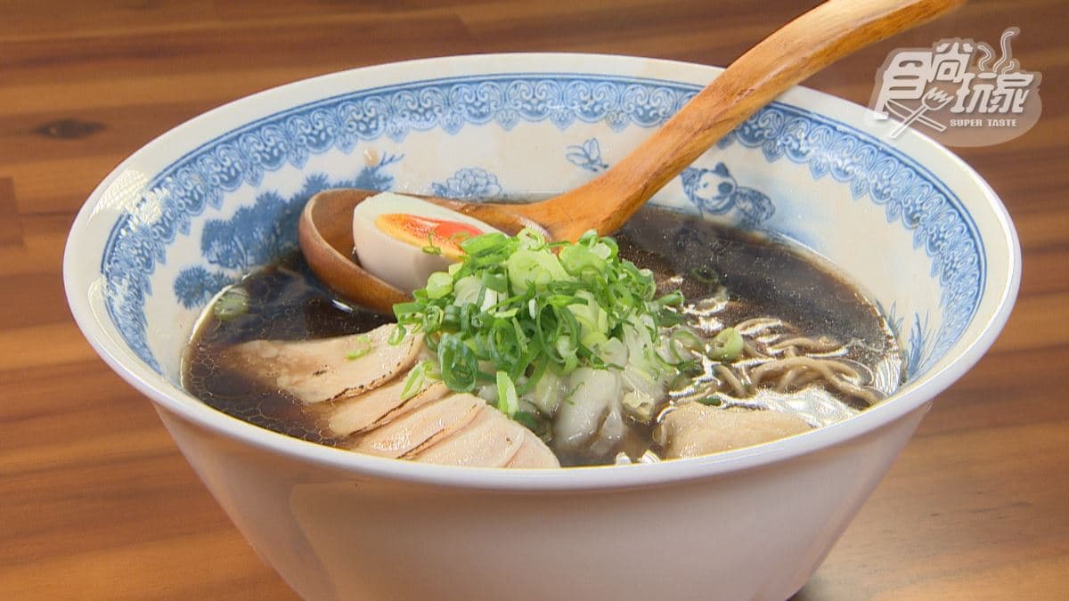 全球唯一客家拉麵！「關西仙草」雞湯底甘甜爽口，淋上獨創「花椒油」超過癮