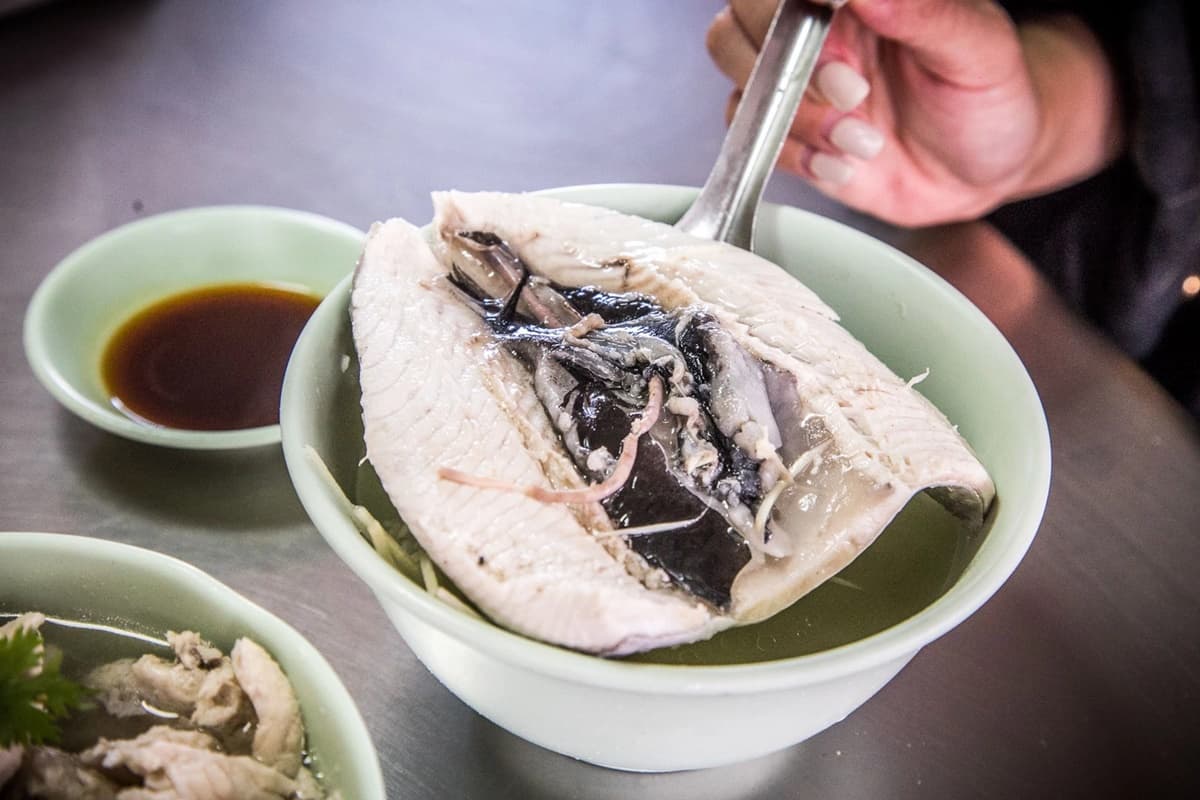 2022米其林推薦！60元「虱目魚粥」肉多到蓋住飯，還能爽嗑整尾肥美魚肚湯